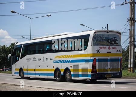 Chiangmai, Thailand - 21. September 2018: Scania 15 M-Bus der Firma Sombattour. Route Bangkok und Chiang Mai. Foto an der Straße Nr. 121 Chiangmai, Thailand Stockfoto