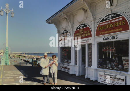 Die alte Lewingtons Brighton Rock & candy Shoppe, die einst am Eingang der West Pier, Brighton, East Sussex, England stand. Ca. 80er Stockfoto