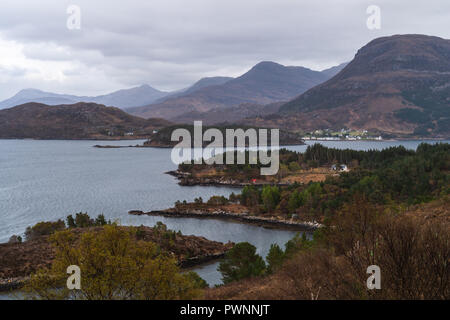 Inseln in Loch Shieldaig und Eilean Dughaill in der Nähe von Ardheslaig, Applecross, Schottland, Großbritannien Stockfoto