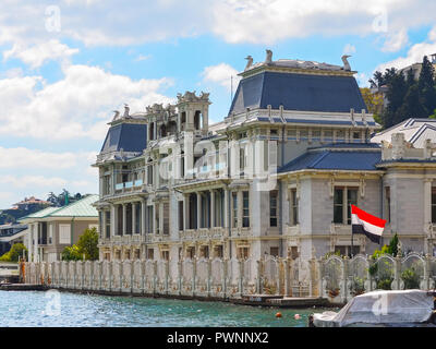 Istanbul, Türkei - 21. September 2018. Das Konsulat Ägyptens in Istanbul. Jugendstil Villa am Ufer des Bosporus mit dem ägyptischen Flagge Stockfoto