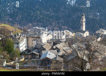 Stein Dächer und Glockenturm in das Bergdorf Soglio, Bergell, Maloja Region, Kanton Graubünden, Schweiz Stockfoto