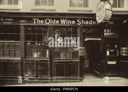 Das Olde Wein Schattierungen, El Vino Wein Bar, Martin Lane, London, England, UK. Ca. 80er Stockfoto