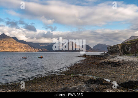 Sonnenuntergang in Elgol Bay, Black Cuillin Mountain Range, Isle Of Skye, Schottland, Großbritannien Stockfoto