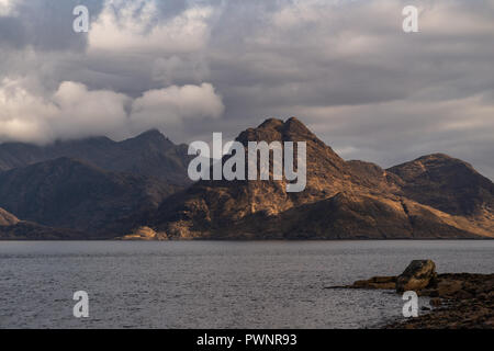 Sonnenuntergang in Elgol Bay, Black Cuillin Mountain Range, Isle Of Skye, Schottland, Großbritannien Stockfoto