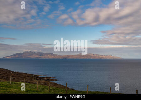 Sonnenuntergang in Elgol Bay, Black Cuillin Mountain Range, Isle Of Skye, Schottland, Großbritannien Stockfoto