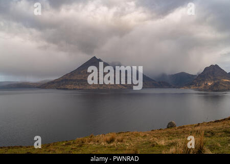 Sonnenuntergang in Elgol Bay, Black Cuillin Mountain Range, Isle Of Skye, Schottland, Großbritannien Stockfoto