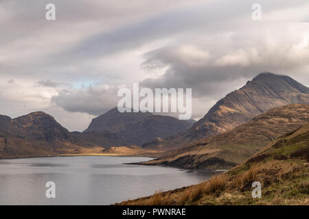 Sonnenuntergang in Elgol Bay, Black Cuillin Mountain Range, Isle Of Skye, Schottland, Großbritannien Stockfoto
