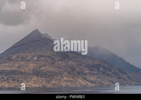 Der sgurr Na Stri Mit dem Meer zu Füßen. Black Cuillin Mountain Range, Isle Of Skye, Schottland, Großbritannien Stockfoto