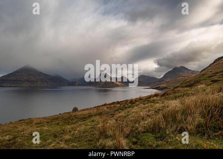 Sonnenuntergang in Elgol Bay, Black Cuillin Mountain Range, Isle Of Skye, Schottland, Großbritannien Stockfoto