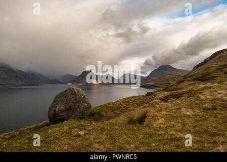 Sonnenuntergang in Elgol Bay, Black Cuillin Mountain Range, Isle Of Skye, Schottland, Großbritannien Stockfoto