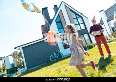 Fröhliches Mädchen mit ihrem festlichen Ballons Stockfoto