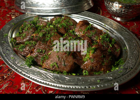 Gefüllte Auberginen aus der türkischen Küche mit Petersilie in den traditionellen Kupfer Platte und Sechskantschrauben präsentiert eingerichtet. Stockfoto