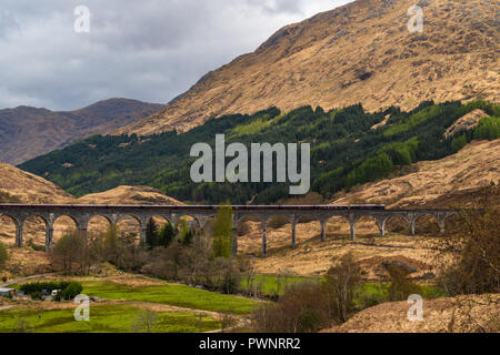 Angesichts der aus der Distanz von glenfinnan Viadukt. In der Nähe von Fort William, Highlands, Schottland, Vereinigtes Königreich Stockfoto