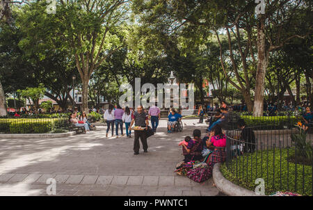 Typische tägliche Leben für indigene Familien verkaufen Schmuck und Essen im Main Plaza in Antigua Guatemala Stockfoto