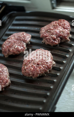 Fleisch - Huhn Schnitzel zu Braten auf einem elektrischen Grill. Stockfoto