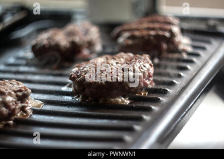 Fleisch - Huhn Schnitzel zu Braten auf einem elektrischen Grill. Stockfoto