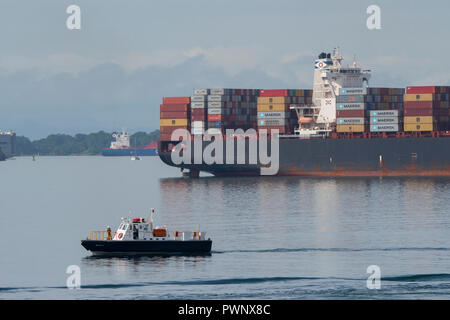 Mittelamerika, Panama, Panama Canal in der Nähe von Colon. Schiffe warten den Panama Kanal eingeben. Stockfoto