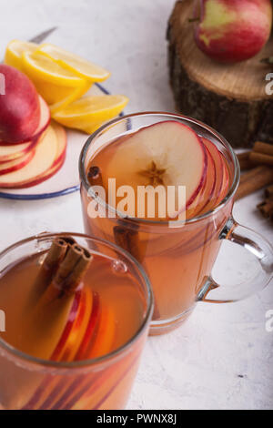 Heiße gemütliche Herbst und Winter Glühwein Apfelwein Getränke mit Apfelscheiben Stockfoto
