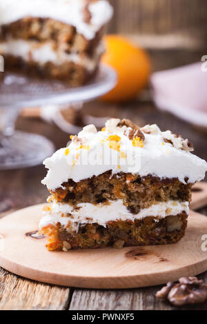 Karotte orange Layer Cake mit Cream Cheese frosting auf rustikalen Holztisch Stockfoto