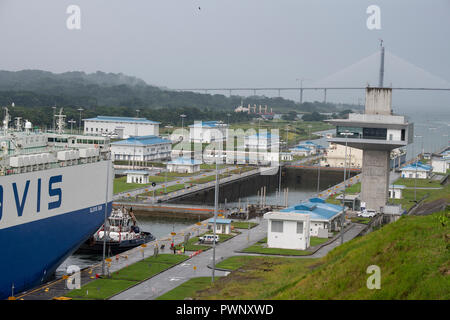 Mittelamerika, Panama, Colon. Panamakanal. Neue panamax Agua Clara Schlösser. Blick von der Observation Center. Glovis Sun (Car Carrier Schiff) Frachtschiff t Stockfoto