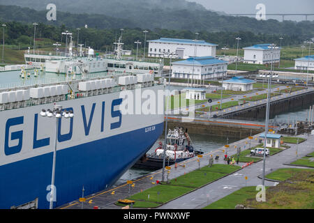 Mittelamerika, Panama, Colon. Panamakanal. Neue panamax Agua Clara Schlösser. Blick von der Observation Center. Glovis Sun (Car Carrier Schiff) Frachtschiff t Stockfoto