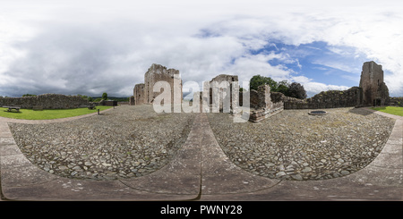 360 Grad Panorama Ansicht von Brougham Castle Courtyard