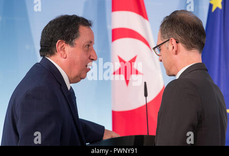 17 Oktober 2018, Berlin: Außenminister Heiko Maas (SPD, r) und der tunesische Außenminister Khemaies Jhinaoui gegen eine Pressekonferenz. Die beiden Minister hatten zuvor für Gespräche im Auswärtigen Amt. Foto: Jens Büttner/dpa-Zentralbild/dpa Stockfoto