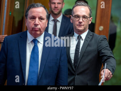 17 Oktober 2018, Berlin: Außenminister Heiko Maas (SPD, r) führt zu einer Pressekonferenz zusammen mit der tunesischen Außenminister Khemaies Jhinaoui. Die beiden Minister hatten zuvor für Gespräche im Auswärtigen Amt. Foto: Jens Büttner/dpa-Zentralbild/dpa Stockfoto