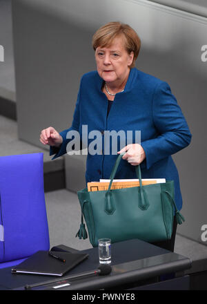 17 Oktober 2018, Berlin: Bundeskanzlerin Angela Merkel (CDU) kommt dem Plenum des Deutschen Bundestages eine Regierungserklaerung zum EU-Gipfel in Brüssel zu machen. Die 57. Tagung der 19. Wahlperiode auf die europäische Politik konzentrieren. Foto: Bernd von Jutrczenka/dpa Stockfoto