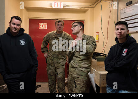 Bagram, Afghanistan. 17 Okt, 2018. Die Vereinigten Staaten sind die Nummer eins in der Luft Unterstützung in Afghanistan unter NATO-Operation der entschlossenen Unterstützung. Die 101St Airborne Combat Aviation Brigade ist die Bereitstellung von Unterstützung für die afghanische Armee sowie im Training. Alle in den Hoffnungen für eine sicherere Afghanistan. Die 101 Mitglieder des CAB medevac warten auf Aufträge, die aus einem Anruf, der nur in kam Rettung einige Verletzte afghanische Soldaten zu gehen. Credit: Allison Abendessen/ZUMA Draht/Alamy leben Nachrichten Stockfoto