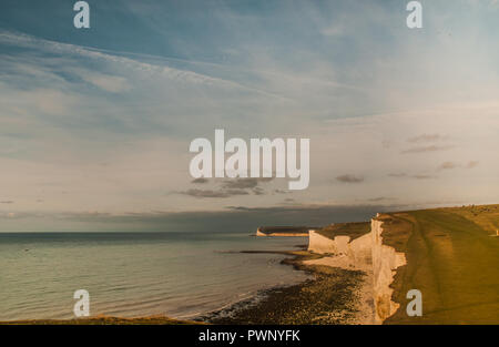 Birling Gap, Eastbourne, East Sussex, UK..17. Oktober 2018..The massive Cliff Fall West of Birling Gap at Flat Hill in the Morning Light. Von "Went Hill" aus gesehen. National Trust hat angegeben, dass dies der größte Fall an diesem Küstenabschnitt seit etwa 13 Jahren sein könnte. Stockfoto