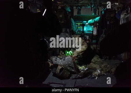 Bagram, Afghanistan. 17 Okt, 2018. Die Vereinigten Staaten sind die Nummer eins in der Luft Unterstützung in Afghanistan unter NATO-Operation der entschlossenen Unterstützung. Die 101St Airborne Combat Aviation Brigade ist die Bereitstellung von Unterstützung für die afghanische Armee sowie im Training. Alle in den Hoffnungen für eine sicherere Afghanistan. Ein Arzt aus der 101 CAB medevac bereitet sich auf einen Anruf afghanische Soldaten verletzt. Credit: Allison Abendessen/ZUMA Draht/Alamy leben Nachrichten Stockfoto