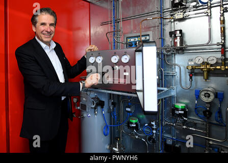 17 Oktober 2018, Berlin: Jens Hanke, Gründer Graforce, steht für die Beziehung zwischen Wasserstoff und Biogas am Mischpult. Ein umweltfreundlicher Kraftstoff kann aus Abwasser mit einem chemischen Prozess hergestellt werden. Foto: Britta Pedersen/dpa-Zentralbild/dpa Stockfoto
