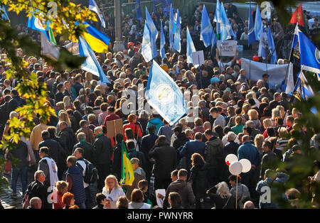 Die Demonstranten sehen, die Fahnen während eines Protestes, vor der Ukrainischen Ministerkabinett der Gebäude in Kiew. Berichten zufolge Tausende Menschen haben bei einem Protest von ukrainischen Trade Union Federation organisiert, fordert, steigende Löhne und Arbeitsbedingungen für Arbeitnehmer, der vom Staat finanziert. Demonstranten tragen Plakate lesen "Bildung ist die Zukunft der Ukraine", "Die nicht in der Schule arbeiten nicht in der Lage ist, uns zu "verstehen", der minimale Lohn ist Gefahr für Ihre Gesundheit", "Notwendigkeit eines Lehrers Gehalt geben, Ukrainische Gesetzgeber" und so weiter. Der Protest der Internationalen Tag mit Zeitschaltung Stockfoto