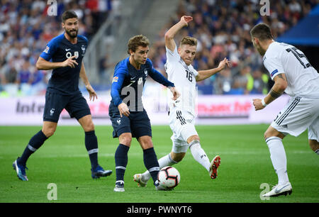 Paris, Frankreich. 16 Okt, 2018. Duelle, Duell Antoine Griezmann (FRA) gegen Joshua Kimmich (Deutschland). GES/Fußball/Nationen Liga: Frankreich - Deutschland, 16.10.2018 Fußball: Nationen Liga: Frace vs Deutschland, Paris, 16. Oktober 2018 | Verwendung der weltweiten Kredit: dpa/Alamy leben Nachrichten Stockfoto