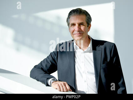 17 Oktober 2018, Berlin: Jens Hanke, Gründer von Graforce. Ein umweltfreundlicher Kraftstoff kann aus Abwasser mit einem chemischen Prozess hergestellt werden. Foto: Britta Pedersen/dpa-Zentralbild/dpa Stockfoto