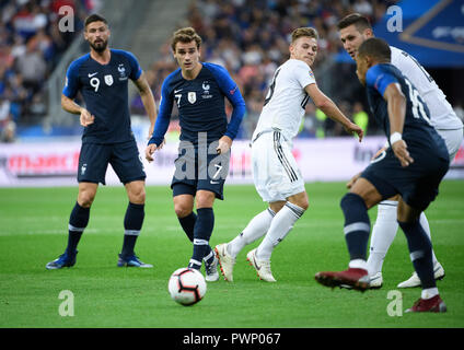 Paris, Frankreich. 16 Okt, 2018. Duelle, Duell Antoine Griezmann (7/FRA) gegen Joshua Kimmich (Deutschland). GES/Fußball/Nationen Liga: Frankreich - Deutschland, 16.10.2018 Fußball: Nationen Liga: Frace vs Deutschland, Paris, 16. Oktober 2018 | Verwendung der weltweiten Kredit: dpa/Alamy leben Nachrichten Stockfoto