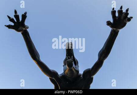17 Oktober 2018, Brandenburg, Cottbus: Eine bronze Wolf, der Künstler und Unternehmer Rainer Opolka, steht auf dem Altmarkt. Mit einer Mahnwache auf der Cottbus Altmar mit einer Mahnwache auf dem Cottbuser Altmarkt der Bildhauer Opolka will gegen Hass und Gewalt zu demonstrieren. Am Mittwoch, den vier Bronze wolf Skulpturen und Informationstafeln errichtet wurden auf dem zentralen Platz im Zentrum der Stadt. Die Mahnwache in Cottbus gerichtet Opolka gegen was er als zunehmende Radikalisierung in der AfD. Die Partei ist unter Druck, weil die Bundesländer "Amt für den Schutz der Verfassung ist das Sammeln von Mat Stockfoto