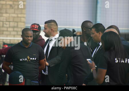 Bondy, Frankreich. 17 Okt, 2018. Kylian Mbappe, Fifa World Cup Soccer Champion 2018 kommt zurück in seine Stadt von Bondy (Pariser Vorort). Stade Leo Lagrange. Unterstützung von seinen Fans und Unterstützern. 17. Oktober 2018.14 Uhr. Präsenz der französischen Mädchen band L.E.J, der Sänger "LArtiste', der Bürgermeister von Bondy Sylvine Thomassin. ALPHACIT NEWIM/Alamy Live News Credit: Alphacit NEWIM/Alamy leben Nachrichten Stockfoto