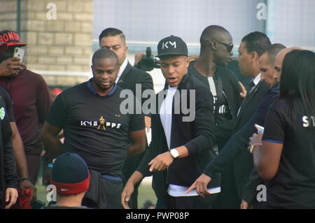 Bondy, Frankreich. 17 Okt, 2018. Kylian Mbappe, Fifa World Cup Soccer Champion 2018 kommt zurück in seine Stadt von Bondy (Pariser Vorort). Stade Leo Lagrange. Unterstützung von seinen Fans und Unterstützern. 17. Oktober 2018.14 Uhr. Präsenz der französischen Mädchen band L.E.J, der Sänger "LArtiste', der Bürgermeister von Bondy Sylvine Thomassin. ALPHACIT NEWIM/Alamy Live News Credit: Alphacit NEWIM/Alamy leben Nachrichten Stockfoto