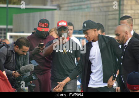 Bondy, Frankreich. 17 Okt, 2018. Kylian Mbappe, Fifa World Cup Soccer Champion 2018 kommt zurück in seine Stadt von Bondy (Pariser Vorort). Stade Leo Lagrange. Unterstützung von seinen Fans und Unterstützern. 17. Oktober 2018.14 Uhr. Präsenz der französischen Mädchen band L.E.J, der Sänger "LArtiste', der Bürgermeister von Bondy Sylvine Thomassin. ALPHACIT NEWIM/Alamy Live News Credit: Alphacit NEWIM/Alamy leben Nachrichten Stockfoto