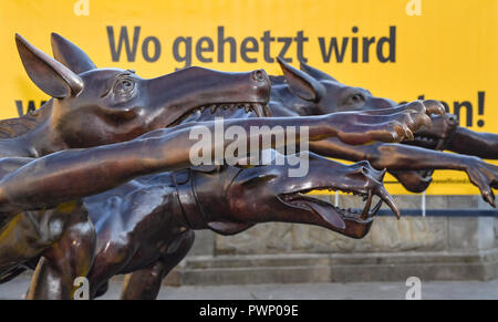 17 Oktober 2018, Brandenburg, Cottbus: Bronze Wölfe mit Hitlergruss, eine Arbeit der Künstler und Unternehmer Rainer Opolka, stehen sie auf dem Altmarkt. Der Bildhauer Opolka will gegen Gewalt und Hass mit einer Mahnwache auf dem Altmarkt in Cottbus zu demonstrieren. Am Mittwoch, den vier Bronze wolf Skulpturen und Informationstafeln errichtet wurden auf dem zentralen Platz im Zentrum der Stadt. Die Mahnwache in Cottbus gerichtet Opolka gegen was er als zunehmende Radikalisierung in der AfD. Die Partei ist unter Druck, weil die Bundesländer "Amt für den Schutz der Verfassung ist das Sammeln von Materia Stockfoto