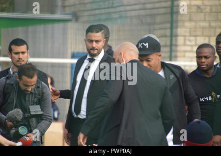 Bondy, Frankreich. 17 Okt, 2018. Kylian Mbappe, Fifa World Cup Soccer Champion 2018 kommt zurück in seine Stadt von Bondy (Pariser Vorort). Stade Leo Lagrange. Unterstützung von seinen Fans und Unterstützern. 17. Oktober 2018.14 Uhr. Präsenz der französischen Mädchen band L.E.J, der Sänger "LArtiste', der Bürgermeister von Bondy Sylvine Thomassin. ALPHACIT NEWIM/Alamy Live News Credit: Alphacit NEWIM/Alamy leben Nachrichten Stockfoto