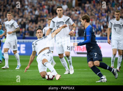 Duelle, Duell Mats Hummels (Deutschland)/l. versus Antoine Griezmann (FRA)/r. GES/Fußball/Nationen Liga: Frankreich - Deutschland, 16.10.2018 Fußball: Nationen Liga: Frace vs Deutschland, Paris, 16. Oktober 2018 | Verwendung weltweit Stockfoto