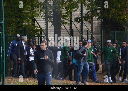 Bondy, Frankreich. 17 Okt, 2018. Kylian Mbappe, Fifa World Cup Soccer Champion 2018 kommt zurück in seine Stadt von Bondy (Pariser Vorort). Stade Leo Lagrange. Unterstützung von seinen Fans und Unterstützern. 17. Oktober 2018.14 Uhr. Präsenz der französischen Mädchen band L.E.J, der Sänger "LArtiste', der Bürgermeister von Bondy Sylvine Thomassin. ALPHACIT NEWIM/Alamy Live News Credit: Alphacit NEWIM/Alamy leben Nachrichten Stockfoto