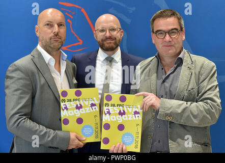 17 Oktober 2018, Berlin: Andreas Stein (L-R), Geschäftsführer Filmfestival Cottbus, Thomas Kralinski, Medien Staatssekretär des Landes Brandenburg, und Bernd Buder, Program Director Filmfestival Cottbus, wird das Programm des "Festival des osteuropäischen Films" auf einer Pressekonferenz. Vom 6. bis 11. November mehr als 200 Filme aus Mittel- und Osteuropa wird in Cottbus gezeigt werden. Foto: Bernd Settnik/dpa-Zentralbild/dpa Stockfoto