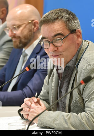 17 Oktober 2018, Berlin: Bernd Buder (r), Program Director Filmfestival Cottbus, und Thomas Kralinski, Medien Staatssekretär von Brandenburg, präsentieren das Programm des "Festival des osteuropäischen Films" auf einer Pressekonferenz. Vom 6. bis 11. November mehr als 200 Filme aus Mittel- und Osteuropa wird in Cottbus gezeigt werden. Foto: Bernd Settnik/dpa-Zentralbild/dpa Stockfoto