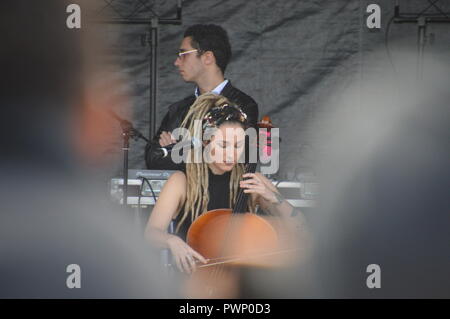 Bondy, Frankreich. 17 Okt, 2018. Juliette SAUMAGNE, Mitglied der Mädchen band L.E.J. ALPHACIT NEWIM/Alamy Live News Credit: Alphacit NEWIM/Alamy leben Nachrichten Stockfoto