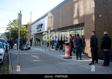 Halifax, Nova Scotia, Kanada. 17 Okt, 2018. Gönner und Medien warten in Zeile außerhalb des Clyde Street NSLC am Morgen das Cannabis wird rechtlicher in Kanada Stockfoto