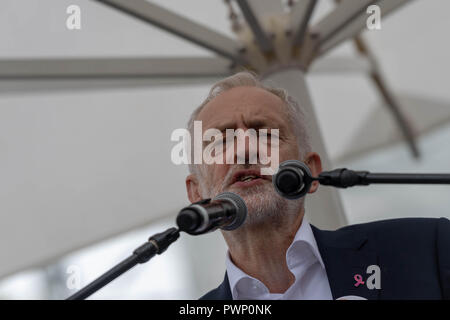 London, 17. Oktober 2018 Weiterbildung Finanzierung Protest in Central London. Jeremy Corbyn Führer der Labour Party Gespräche zur Kundgebung Credit Ian Davidson/Alamy leben Nachrichten Stockfoto